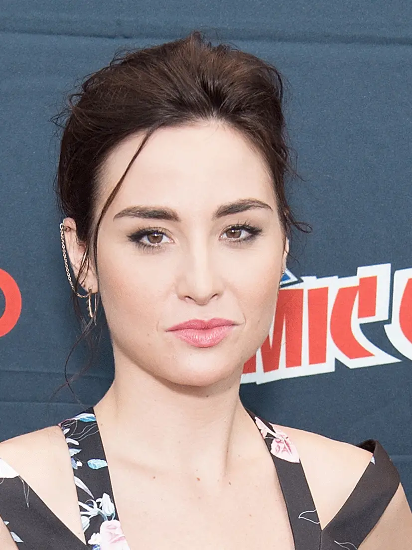 How tall is Allison Scagliotti?